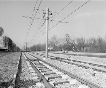 884771 Gezicht over het onlangs voltooide tracé van de sneltram Utrecht-Nieuwegein/IJsselstein, op de Beneluxlaan te Utrecht.